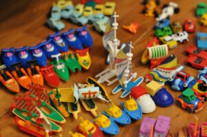 Kleine Spielfiguren in vielen Farben: Autos, Boote, Segelboote